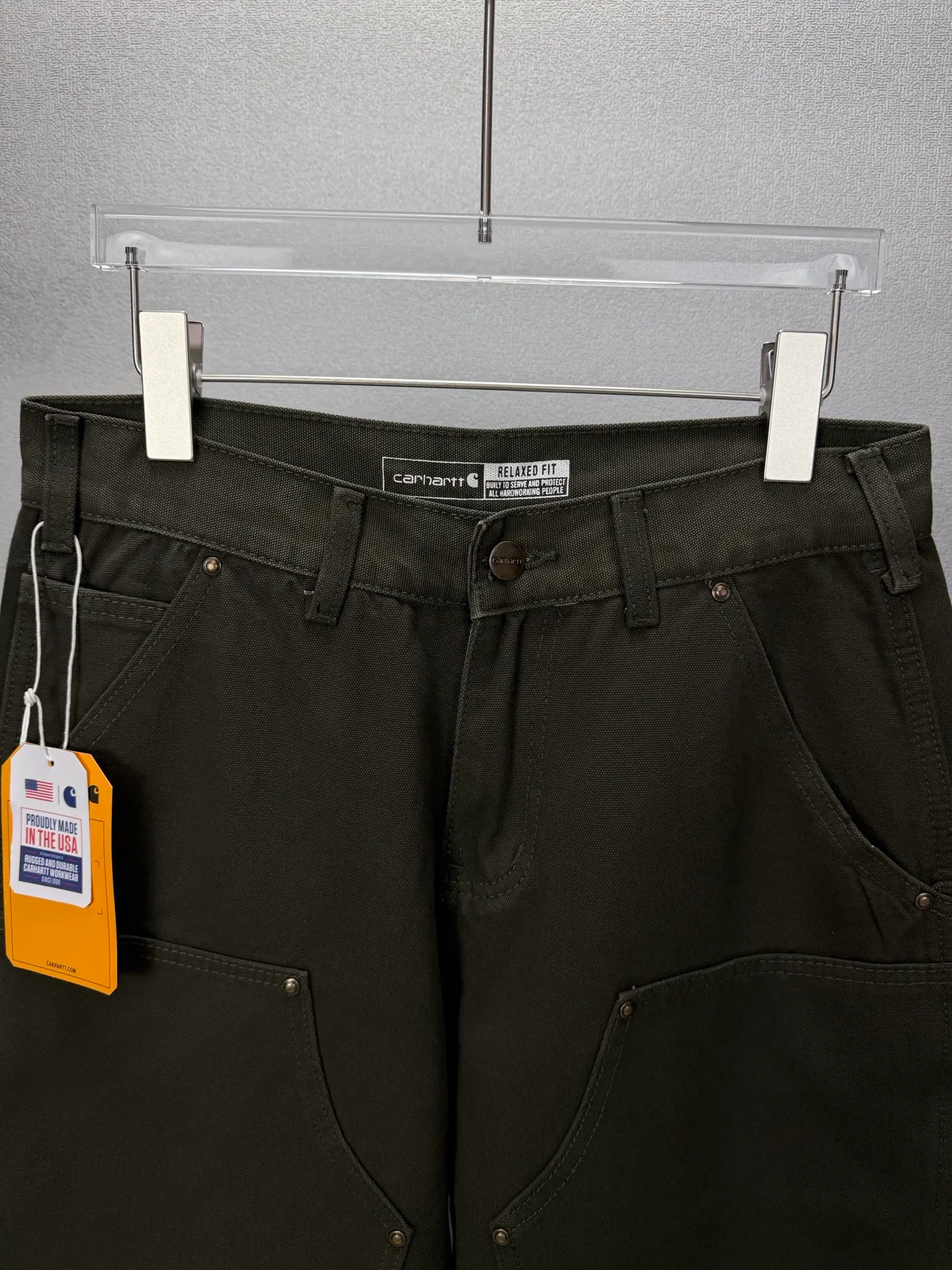 Carhartt 2026 New Arrival Military Green Workwear Logging Couple Loose Jeans High Version High Version Top Ceiling Quality Styles with different wash textures, very friendly to people with thin legs and thick legs. The straight version is very flattering to the leg shape. Moderate length that never goes out of style, easy to match with casual, basic styling for various styles, a must-have in the wardrobe! The fabric is stiff but also makes the upper body soft without losing texture. The washing process is even more perfect. It is a must-have item for everyone! ! ! Washed wheat, hang tag, pants label, three labels complete Color: Green Size: 28, 30, 32, 34, 36 (five sizes)